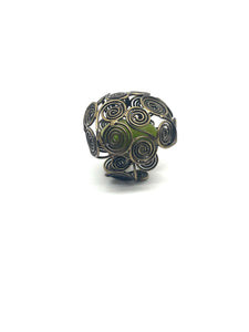 ANELLO GABBIA DI SPIRALI CON PIETRA VERDE