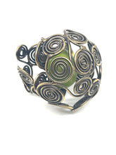 ANELLO GABBIA DI SPIRALI CON PIETRA VERDE